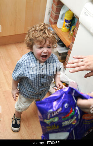 Il Toddler avente una temper tantrum dopo essere stato rifiutato un pacchetto di patatine, Foto Stock