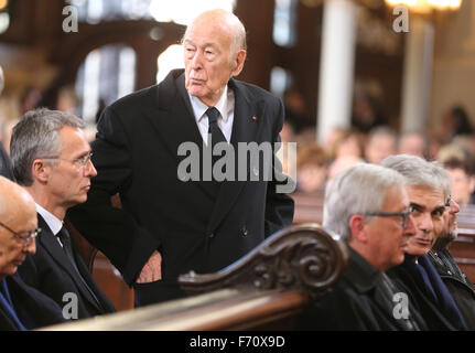 Amburgo, Germania. 23 Nov, 2015. Ex presidente francese Valéry Giscard (m) partecipare al funerale di stato per l'ex cancelliere tedesco Helmut Schmidt nella chiesa di St. Michael a Amburgo, Germania, 23 novembre 2015. L'ex Cancelliere è morto a 96 ad Amburgo. Credito: dpa picture alliance/Alamy Live News Foto Stock