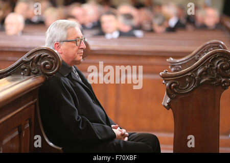 Amburgo, Germania. 23 Nov, 2015. Il Presidente della Commissione Europea Jean Claude Juncker frequentando presso i funerali di stato dell'ex cancelliere tedesco Helmut Schmidt nella chiesa di St. Michael a Amburgo, Germania, 23 novembre 2015. L'ex Cancelliere è morto a 96 ad Amburgo. Credito: dpa picture alliance/Alamy Live News Foto Stock