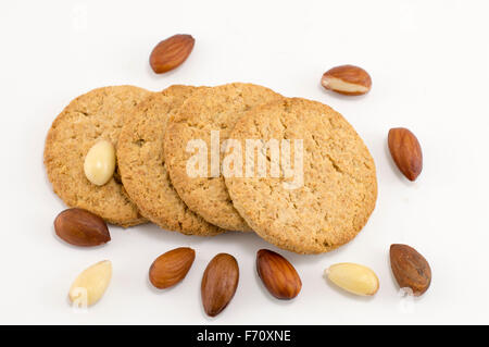 Mazzetto di solidali i biscotti con le mandorle su sfondo bianco Foto Stock