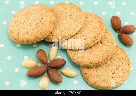 Mazzetto di solidali i biscotti con le mandorle blu su sfondo puntinato Foto Stock