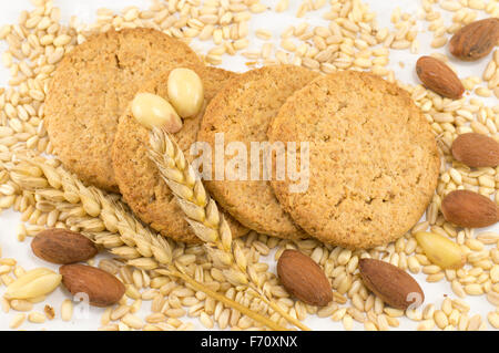 Una sana solidali i biscotti con le mandorle e la pianta di grano su sfondo bianco Foto Stock