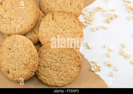 I cookie di integrale e disseminati in pianta di grano grani su un tavolo Foto Stock
