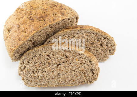 Home cotta marrone integrale le fette di pane sul tavolo Foto Stock