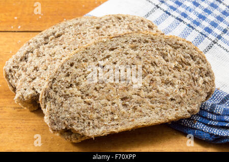 Home cotta marrone integrale le fette di pane sul tavolo Foto Stock