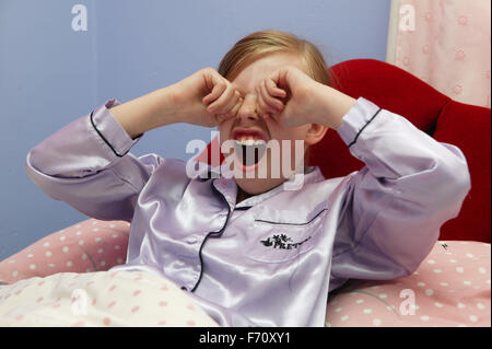 Ragazza strofinarsi gli occhi di risveglio, Foto Stock