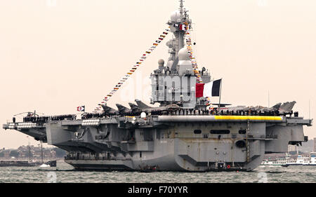 Portaerei francese Charles de Gaulle su manoeuvers nel Solent REGNO UNITO Foto Stock