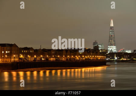 Londra vista notte lungo il Tamigi da est, London, Regno Unito Foto Stock