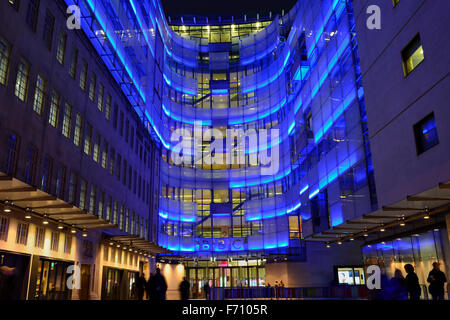 BBC Broadcasting House ala di collegamento con illuminazione blu, Portland Place, London W1A, Regno Unito Foto Stock