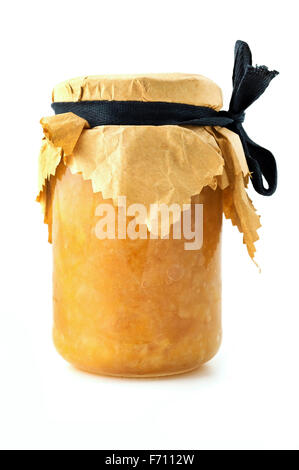 Un vasetto di marmellata di arance su sfondo bianco Foto Stock
