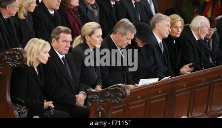 L'ex cancelliere tedesco Gerhard Schröder (SPD (SPD, 2.f.l.), sua moglie Doris (l), ex presidente della Repubblica federale di Germania Christian Wulff (4.f.l.), sua moglie Bettina (3.f.l.), Horst Koehler (4.f.r.), sua moglie Eva Luise Köhler (M), ex Presidente tedesco Roman Herzog (2.v.r.), moglie Alexandra Freifrau von Berlichingen ed ex Presidente Bundestags Rita Suessmuthat presso i funerali di stato dell'ex cancelliere tedesco Helmut Schmidt (SPD) nella chiesa di St. Michael a Amburgo, Germania, 23 novembre 2015. L'ex Cancelliere è morto a 96 ad Amburgo. Credito: dpa picture alliance/Alamy Live News Foto Stock