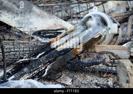 Bruciati plastica e vetro sul fuoco Foto Stock