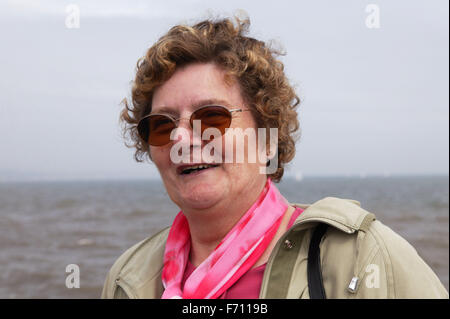 Ritratto di donna anziana in riva al mare Foto Stock