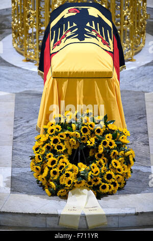 La bara del tardo ex Ovest il cancelliere tedesco Helmut Schmidt si è visto all'Sankt Michaelis chiesa, aka Michel, prima di iniziare il suo funerale di stato il 23 novembre 2015 nella sua nativa città portuale di Amburgo. Schmidt, un centrista da il partito socialdemocratico (SPD), che ha portato poi-Germania ovest dal 1974 al 1982 come esso è aumentato per diventare un global potenza economica, morì il 10 novembre 2015 di età compresa tra i 96. Foto: Tobias schwarz/dpa Foto Stock