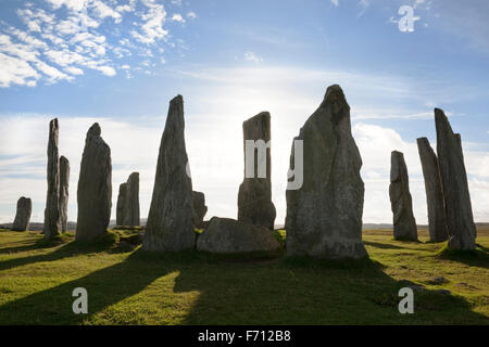 Guardando ad ovest del centro di Callanish (Calanais) pietre permanente monumento preistorico. Isola di Lewis, Scotland, Regno Unito Foto Stock