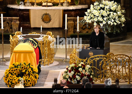 Amburgo. 23 Nov, 2015. Il cancelliere tedesco Angela Merkel parla dalla bara del tardo ex Ovest il cancelliere tedesco Helmut Schmidt durante i suoi funerali di stato a Sankt Michaelis chiesa, aka Michel, il 23 novembre 2015 ad Amburgo. Schmidt, un centrista da il partito socialdemocratico (SPD), che ha portato poi-Germania ovest dal 1974 al 1982 come esso è aumentato per diventare un global potenza economica, morì il 10 novembre 2015 di età compresa tra i 96. Foto: Tobias schwarz/dpa/Alamy Live News Foto Stock