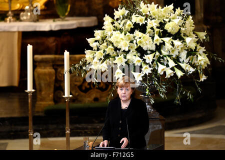 Amburgo. 23 Nov, 2015. Il cancelliere tedesco Angela Merkel parla dalla bara del tardo ex Ovest il cancelliere tedesco Helmut Schmidt durante i suoi funerali di stato a Sankt Michaelis chiesa, aka Michel, il 23 novembre 2015 ad Amburgo. Schmidt, un centrista da il partito socialdemocratico (SPD), che ha portato poi-Germania ovest dal 1974 al 1982 come esso è aumentato per diventare un global potenza economica, morì il 10 novembre 2015 di età compresa tra i 96. Foto: Tobias schwarz/dpa/Alamy Live News Foto Stock