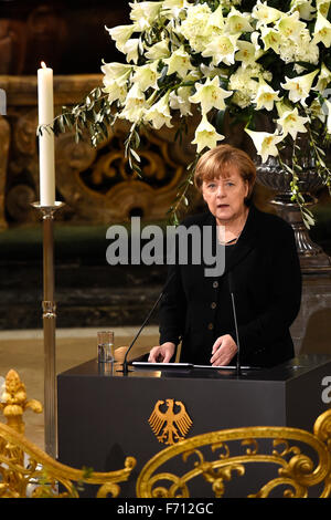 Amburgo. 23 Nov, 2015. Il cancelliere tedesco Angela Merkel parla dalla bara del tardo ex Ovest il cancelliere tedesco Helmut Schmidt durante i suoi funerali di stato a Sankt Michaelis chiesa, aka Michel, il 23 novembre 2015 ad Amburgo. Schmidt, un centrista da il partito socialdemocratico (SPD), che ha portato poi-Germania ovest dal 1974 al 1982 come esso è aumentato per diventare un global potenza economica, morì il 10 novembre 2015 di età compresa tra i 96. Foto: Tobias schwarz/dpa/Alamy Live News Foto Stock