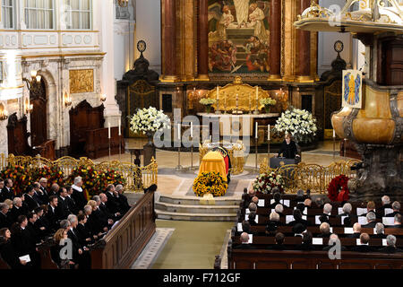 Amburgo. 23 Nov, 2015. Il cancelliere tedesco Angela Merkel parla dalla bara del tardo ex Ovest il cancelliere tedesco Helmut Schmidt durante i suoi funerali di stato a Sankt Michaelis chiesa, aka Michel, il 23 novembre 2015 ad Amburgo. Schmidt, un centrista da il partito socialdemocratico (SPD), che ha portato poi-Germania ovest dal 1974 al 1982 come esso è aumentato per diventare un global potenza economica, morì il 10 novembre 2015 di età compresa tra i 96. Foto: Tobias schwarz/dpa/Alamy Live News Foto Stock