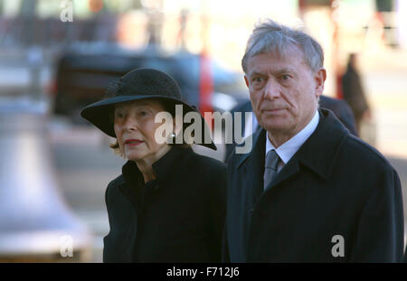 Amburgo, Germania. 23 Nov, 2015. Horst Koehler, ex presidente della Repubblica Federale Tedesca e la moglie Eva Luise Koehler arrivano al funerale di stato per l'ex cancelliere tedesco Helmut Schmidt nella chiesa di St. Michael a Amburgo, Germania, 23 novembre 2015. L'ex Cancelliere è morto a 96 ad Amburgo. Foto: Jens BUETTNER/DPA/Alamy Live News Foto Stock