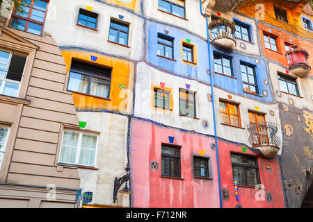 Frammento di facciata di Casa Hundertwasser di Vienna in Austria. Una delle più famose città punto di riferimento Foto Stock