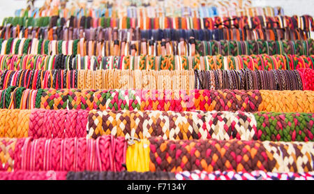 Righe di braccialetti colorati in un mercato di strada Foto Stock