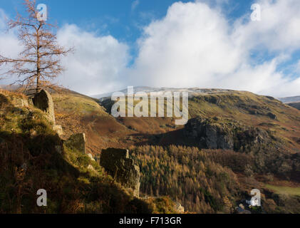 Cercando di fronte a Snow capped watson dodd in distanza che forma parte della gamma helvellyn Foto Stock