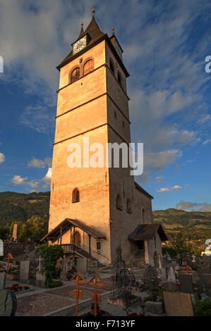 La torre della chiesa di Nostra Signora nella luce della sera, distretto di Kitzbühel, Tirolo, Austria Foto Stock