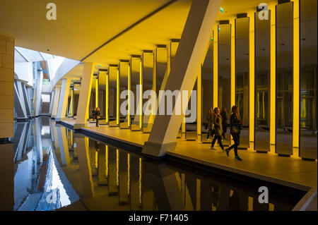 Louis Vuitton Foundation, museo privato di arte moderna, architetto Frank Gehry, il Bois de Bologne, Parigi, Ile de France, Francia Foto Stock