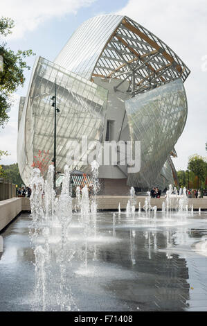 Louis Vuitton Foundation, museo privato di arte moderna, architetto Frank Gehry, il Bois de Bologne, Parigi, Ile de France, Francia Foto Stock