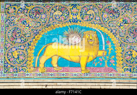 Il persiano simbolo nazionale, sun su Lion con la spada, piastrelle smaltate, Golestan Palace, Teheran, Iran Foto Stock