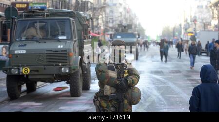 Bruxelles, Belgio. 23 Nov, 2015. I soldati pattugliano il centro città di Bruxelles, il 23 novembre 2015. Terzo giorno viene applicato il più elevato livello di precauzioni a causa di una possibile minaccia terroristica. © Jakub Dospiva/CTK foto/Alamy Live News Foto Stock