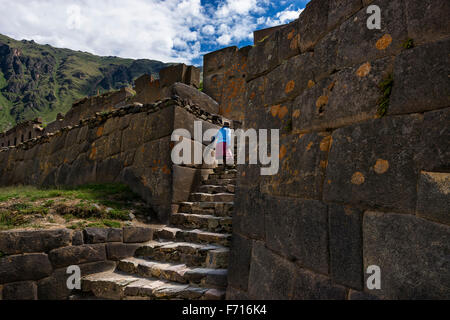 La donna nelle rovine di Ollantaytambo, nella Valle Sacra, Perù Foto Stock