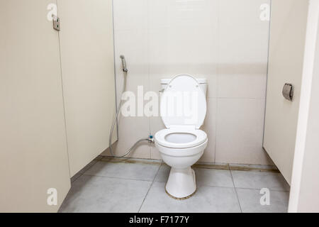 Un wc pubblico in un edificio pubblico Foto Stock