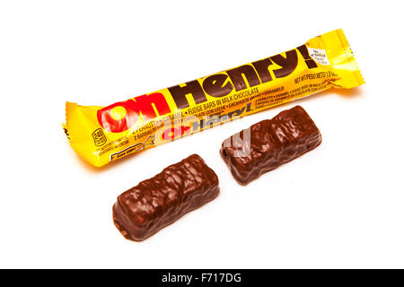 Oh Henry! Un cioccolato candy bar contenenti arachidi, caramello e fudge ricoperti di cioccolato. Isolato su uno sfondo bianco. Foto Stock