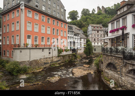 Tipiche case nel centro di Monschau Foto Stock