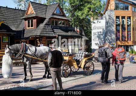 I turisti a cavallo e carrozza per visite guidate della città vi attende sulla Krupowki Street, Zakopane, Tatra County, Polonia, Europa Foto Stock