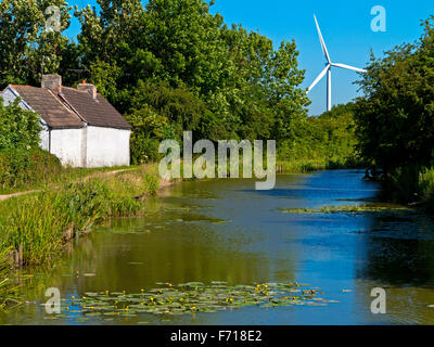 Turbina eolica e alzaia sul Nottingham Canal a Awsworth NOTTINGHAMSHIRE REGNO UNITO Inghilterra costruito 1796 e ora utilizzati per la pesca Foto Stock