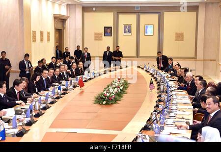 Kuala Lumpur, Malesia. 23 Nov, 2015. Il premier cinese LI Keqiang tiene colloqui con il Primo ministro della Malaysia, Najib Razak a Kuala Lumpur, Malesia, nov. 23, 2015. © Li Tao/Xinhua/Alamy Live News Foto Stock