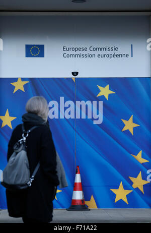 Bruxelles. 23 Nov, 2015. Foto scattata il 9 novembre 23, 2015 mostra una pedonale camminare davanti a un ingresso della sede centrale della Commissione europea a Bruxelles, capitale del Belgio. Le istituzioni dell'UE a Bruxelles ha inserito l'allarme giallo livello come la regione di Bruxelles del Belgio è nel terzo giorno di blocco, con le scuole e i centri commerciali per lo shopping e il trasporto della metropolitana di chiusura. Credito: Voi Pingfan/Xinhua/Alamy Live News Foto Stock