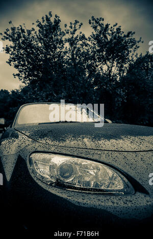 Auto sportiva in una notte di tempesta. Foto Stock