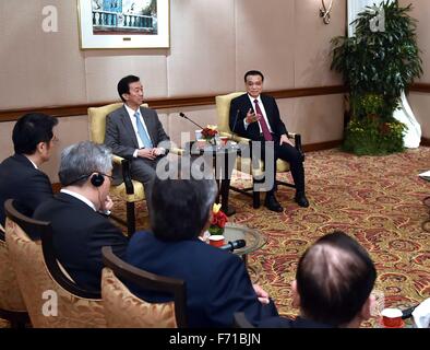 Kuala Lumpur, Malesia. 23 Nov, 2015. Il premier cinese LI Keqiang (R) incontra i rappresentanti del malese cerchio di affari di Kuala Lumpur in Malesia, nov. 23, 2015. © Li Tao/Xinhua/Alamy Live News Foto Stock
