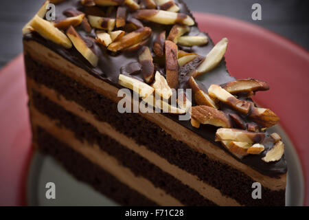 Mandorla torta al cioccolato nero su un tavolo di legno. Foto Stock