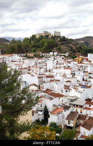 Vista del bianco lavato villaggio di Monda con Al-Mundat Castello, Sierra de las Nieves, Spagna meridionale, l'Andalusia. Foto Stock