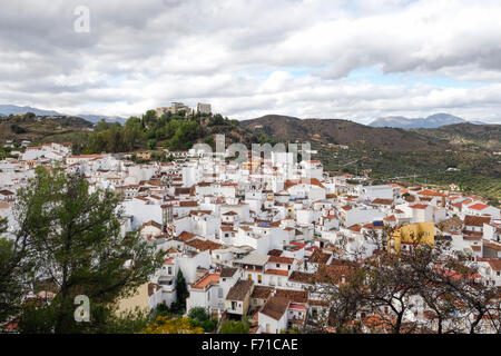 Vista del bianco lavato villaggio di Monda con Al-Mundat Castello, Sierra de las Nieves, Spagna meridionale, l'Andalusia. Foto Stock