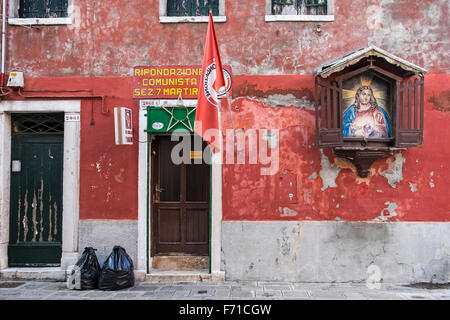 Rifondazione Comunista Partito Comunista sede esterna e cattolica romana religioso santuario, Venezia Italia Foto Stock