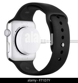 Varna, Bulgaria - 16 Ottobre 2015: Carica di Apple guardare dello sport 42mm argento Case in alluminio nero con fascia sportiva. Vista posteriore. Foto Stock