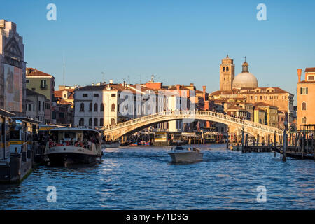 L'Italia, Venezia Canal Grande, il Ponte degli Scalzi e il vaporetto ACTV autobus di acqua alla fermata Ferrovia Foto Stock