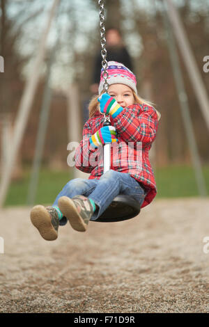 Bambino ragazza rid su Flying Fox attrezzature per il gioco in un parco giochi per bambini. Altalena, scorrevole, volare, CORDA SLITTA Foto Stock