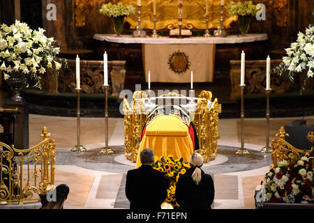 Ex Presidente della Repubblica federale di Germania Christian Wulff e sua moglie Bettina sostare di fronte alla bara del tardo ex Ovest il cancelliere tedesco Helmut Schmidt si è visto all'Sankt Michaelis chiesa, aka Michel, prima di iniziare il suo funerale di stato il 23 novembre 2015 nella sua nativa città portuale di Amburgo. Schmidt, un centrista da il partito socialdemocratico (SPD), che ha portato poi-Germania ovest dal 1974 al 1982 come esso è aumentato per diventare un global potenza economica, morì il 10 novembre 2015 di età compresa tra i 96. Foto: Tobias schwarz/dpa Foto Stock